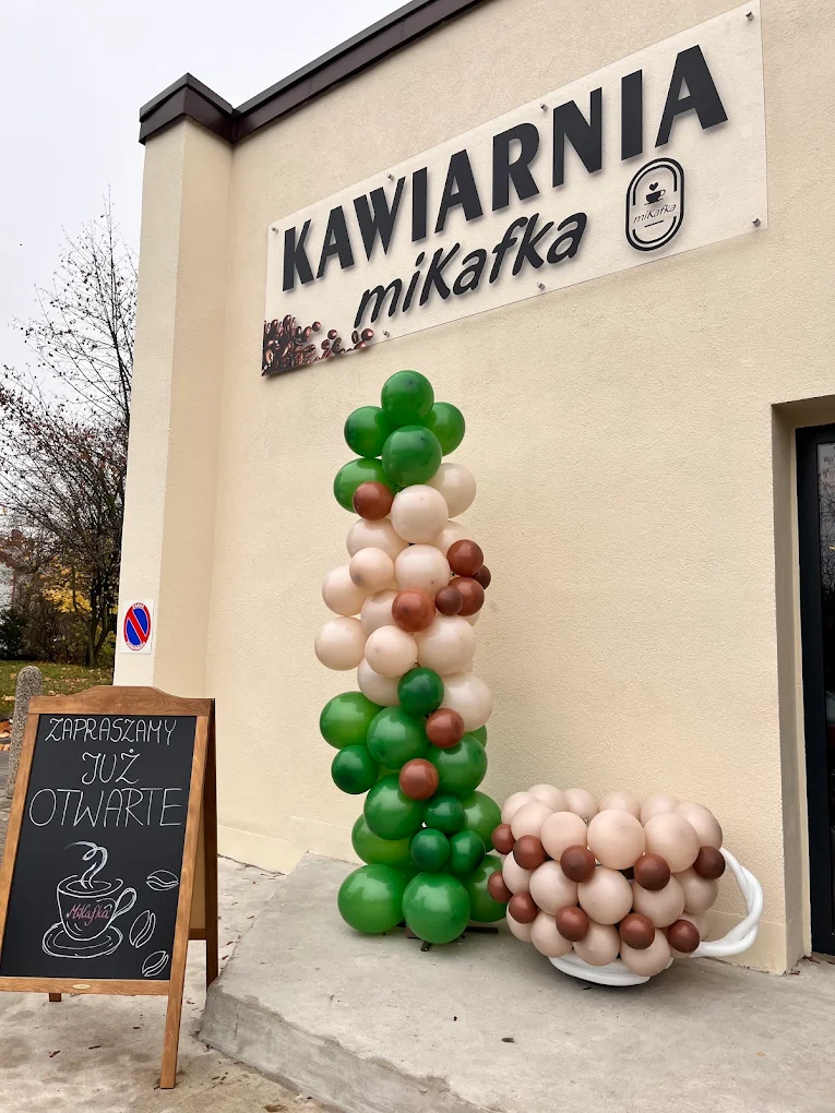 Witryna kawiarni MiKafka z szyldem i balonową dekoracją
